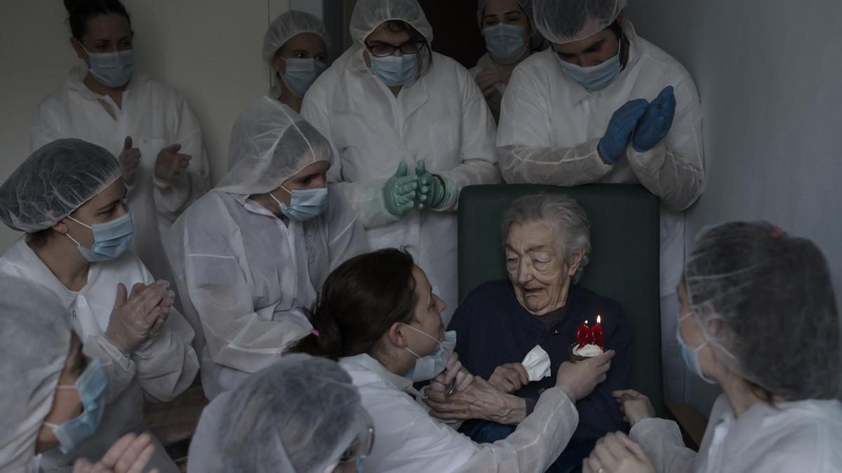 Esta foto de Elena Pérez, celebrando el 98 cumpleaños tras superar el COVID, arrojó luz y esperanza en la cruda primera ola. // BRAIS LORENZO