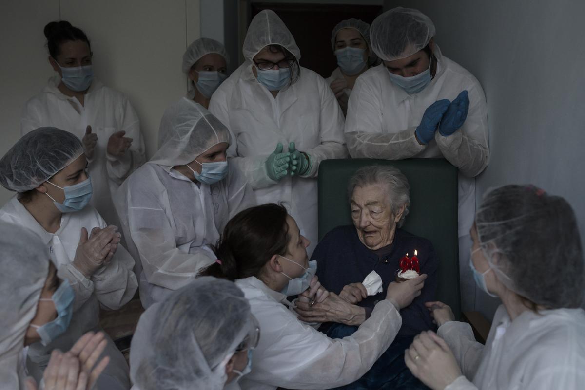Esta foto de Elena Pérez, celebrando el 98 cumpleaños tras superar el COVID, arrojó luz y esperanza en la cruda primera ola. // BRAIS LORENZO