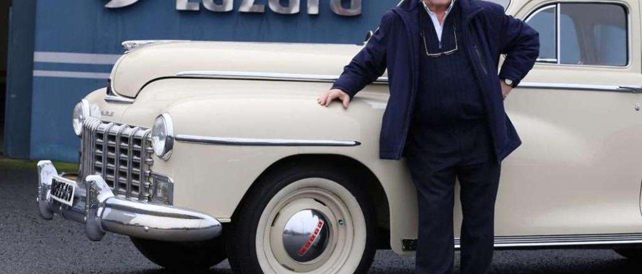 Lito Lázara junto a un coche clásico de su colección delante de la nave de su empresa en el polígono Área 33. // Bernabé/Gutier