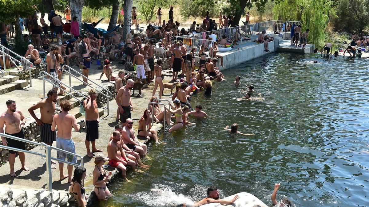 Fotogalería | Las imágenes de la macrofiesta ilegal en la Granja de este lunes