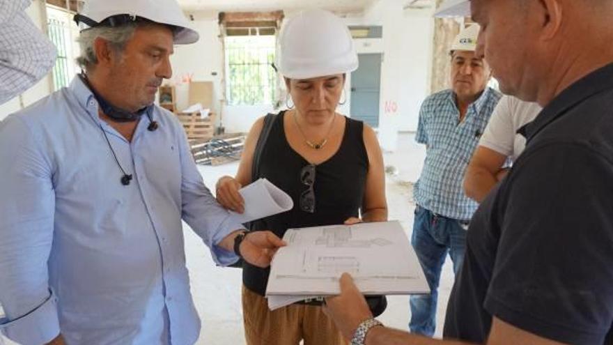 Isabel Lozano, junto a los responsables de la obra.