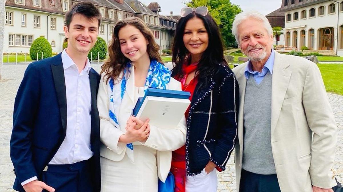 Michael Douglas i Catherine Zeta-Jones celebren la graduació de la seva filla