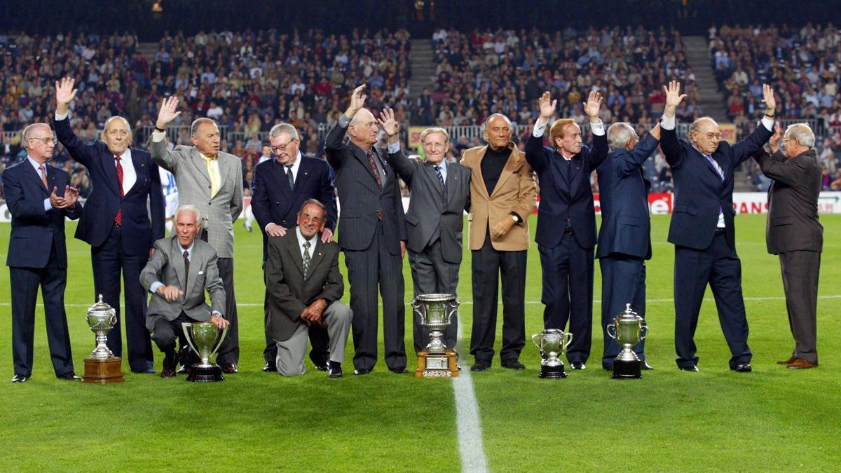 El momento más emotivo: el equipo de las Cinc Copes saludando a la afición del FC Barcelona desde el centro del Camp Nou