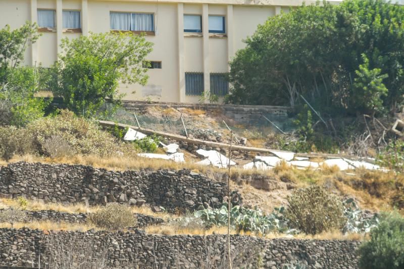 Muro caído del Colegio Publico del barrio teldense de La Higuera Canaria