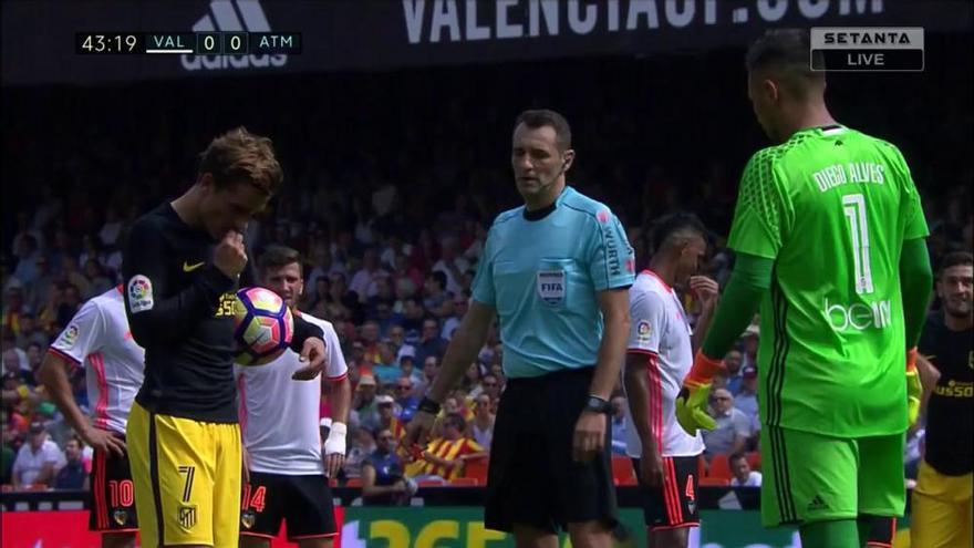 Diego Alves detiene el penalti a Griezmann