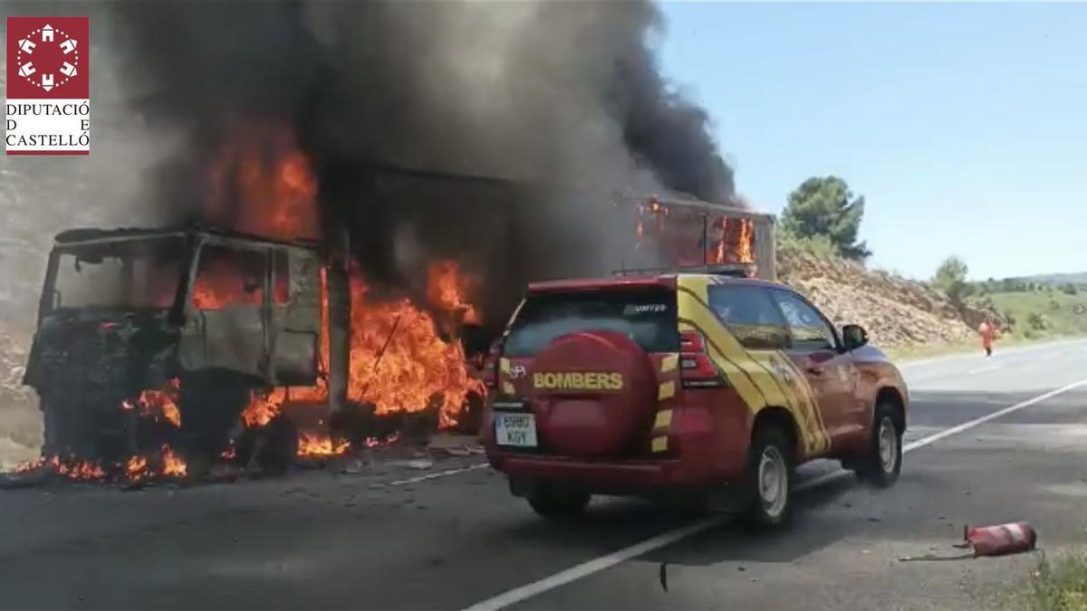 Espectacular imagen del incendio del camión en la CV-13.