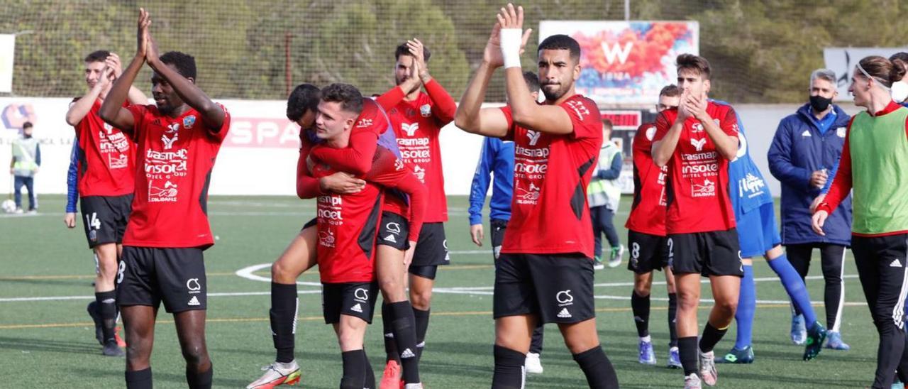 Los futbolistas del Formentera  se despiden con aplausos de su hinchada y más líderes aún.  |