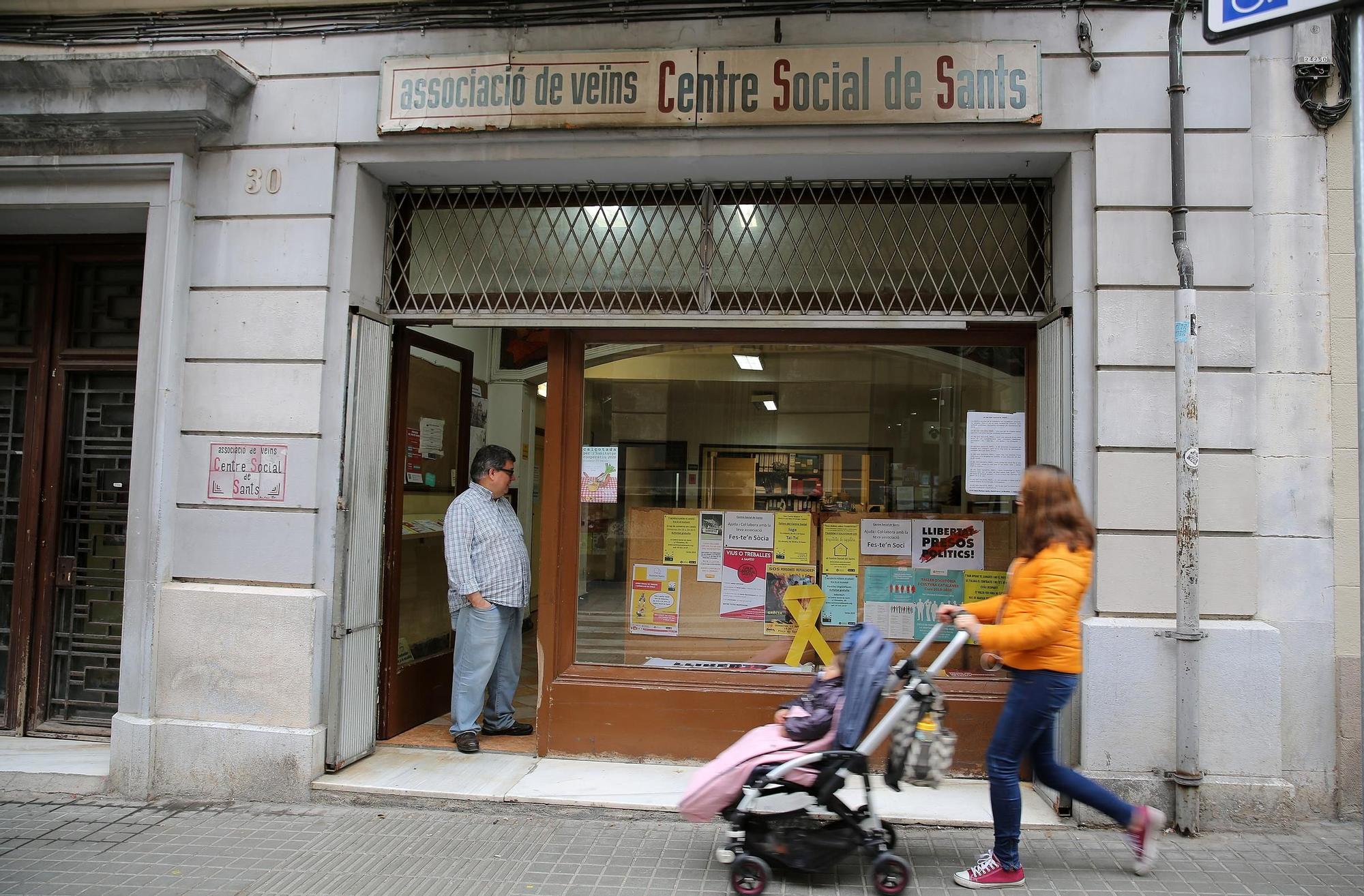 El Centre Social de Sants, antes de iniciar su rehabilitación, en Barcelona.