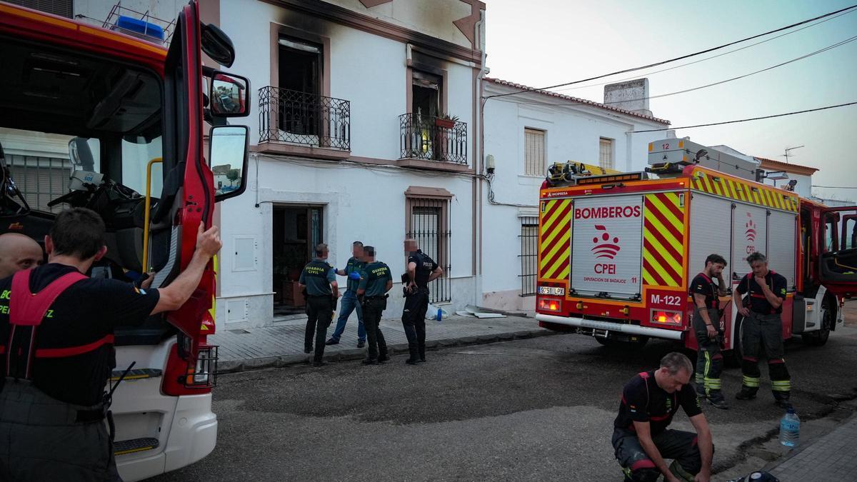 Bomberos en incendio, imagen de archivo