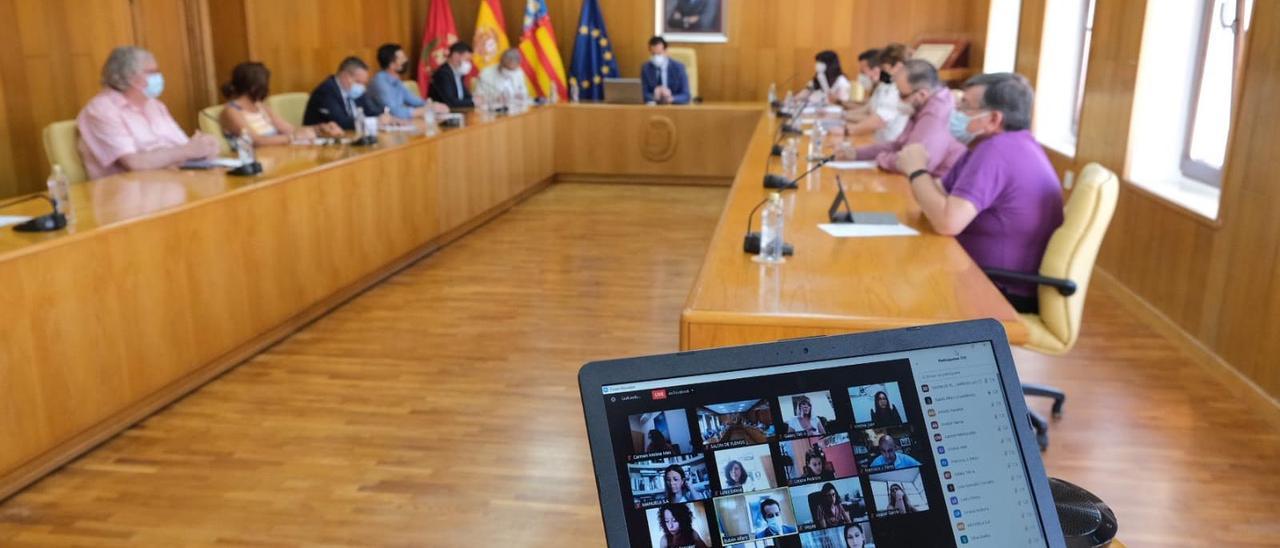 El pleno semipresencial celebrado en la mañana de este viernes en el Ayuntamiento de Elda.