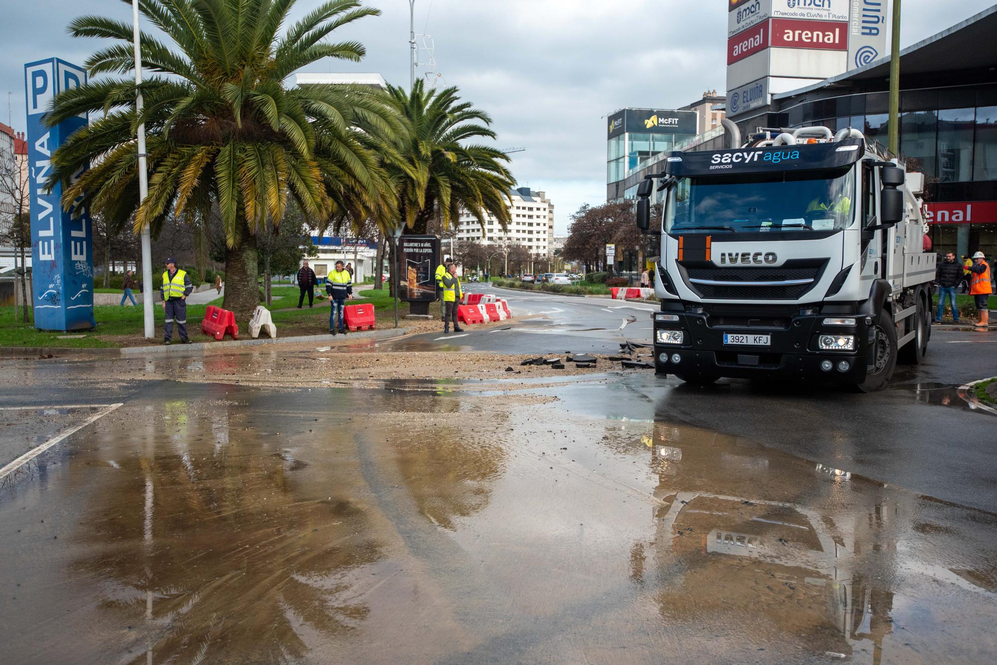 La rotura de una tubería obliga a cortar el tráfico en Monelos