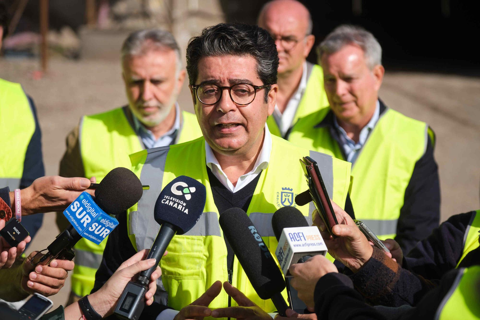 El presidente de Canarias visita las obras del cierre del anillo insular en Santiago del Teide.