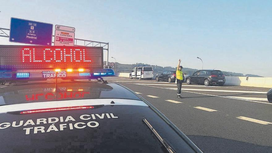 Una patrulla durante un control de alcoholemia en A Coruña. | G. C.