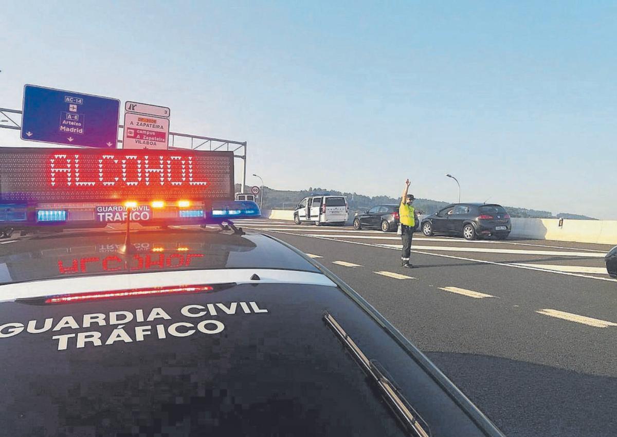 Una patrulla durante un control de alcoholemia en A Coruña. |  G. C.
