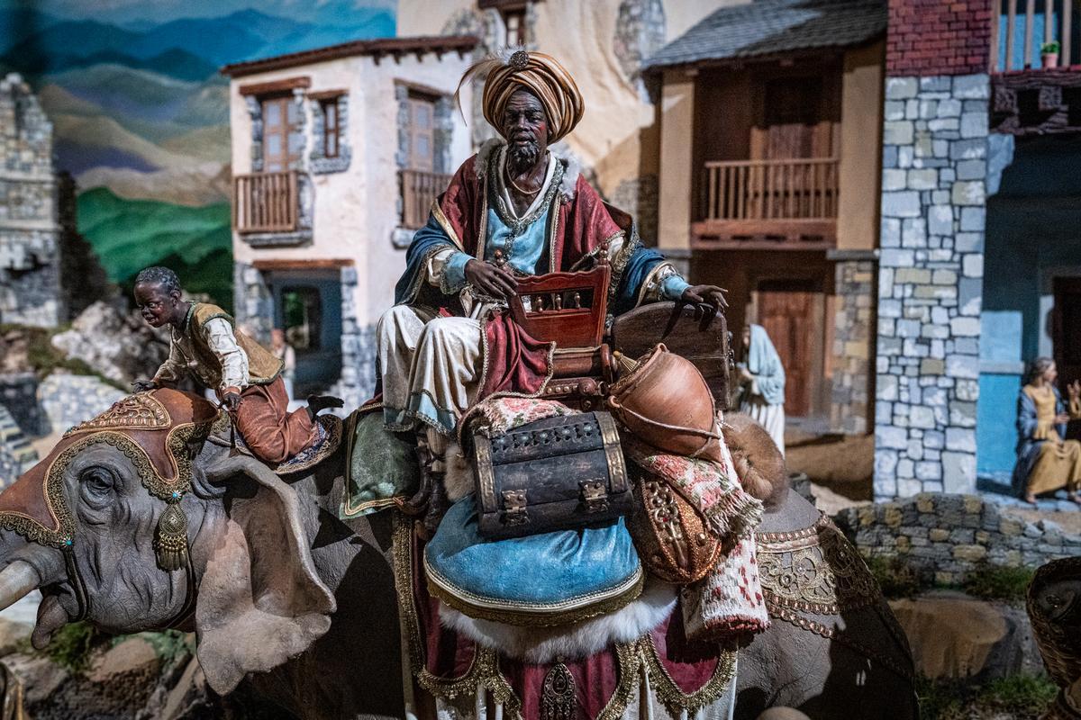 Barcelona estrena un belén tradicional más grande que nunca en la plaza Sant Jaume