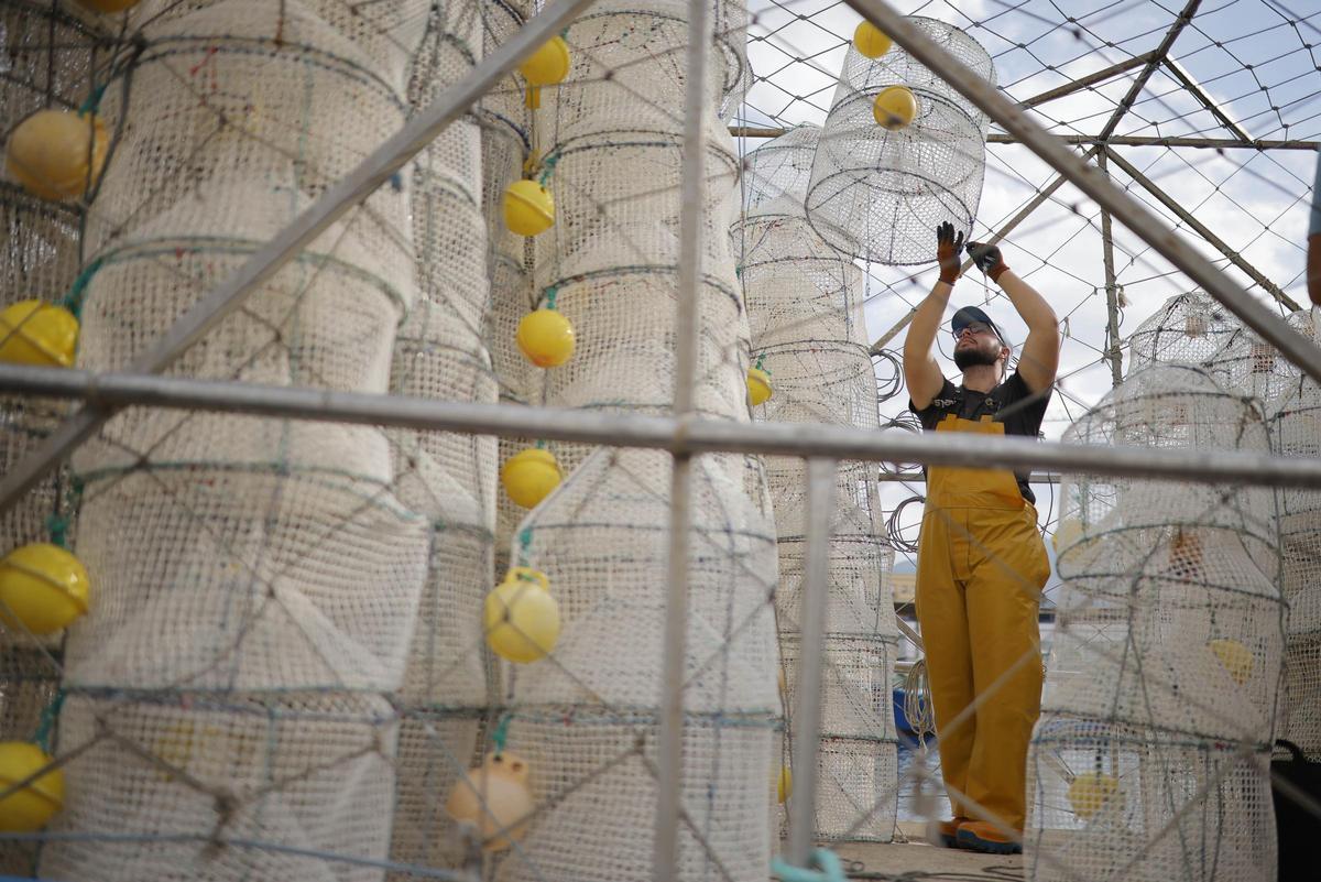 Un pescador con una red en Cartagena.