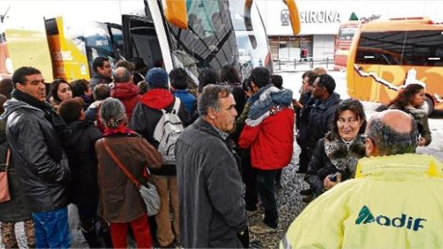 El fort vent fa tallar la circulació de trens de Girona a Portbou