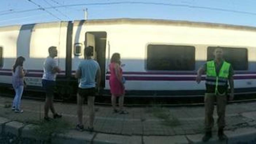 Viajeron esperan en Albacete a que el tren vuelva a ponerse en marcha.