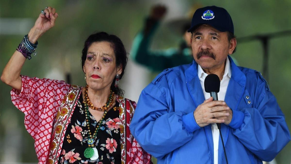 El presidente nicaragüense Daniel Ortega y su mujer, la vicepresidenta Rosario Murillo, en mitin el sabado en Managua