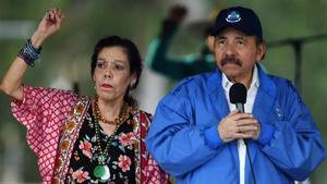 undefined44208399 nicaraguan president daniel ortega  r  and his wife  vice pr180709111927