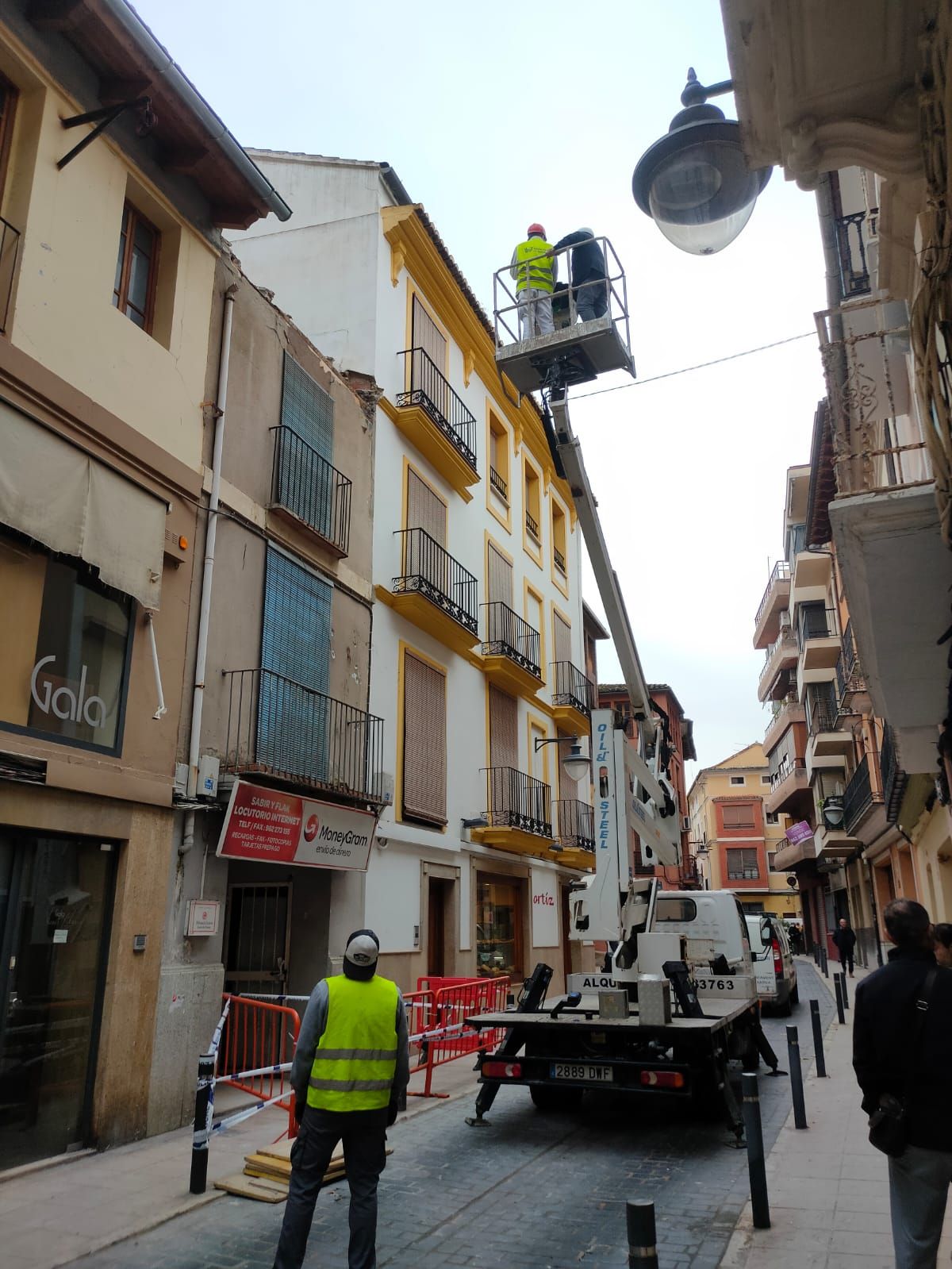 Revisan el estado del tejado de una casa abandonada en el casco antiguo de Xàtiva