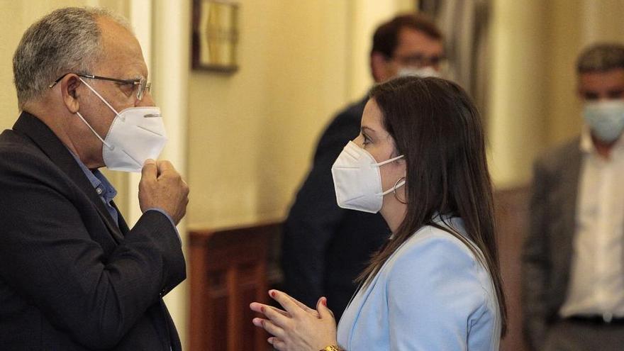 Yaiza Castilla charla con Casimiro Curbelo en el Parlamento.