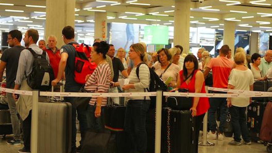 Passagiere am Flughafen Mallorca.