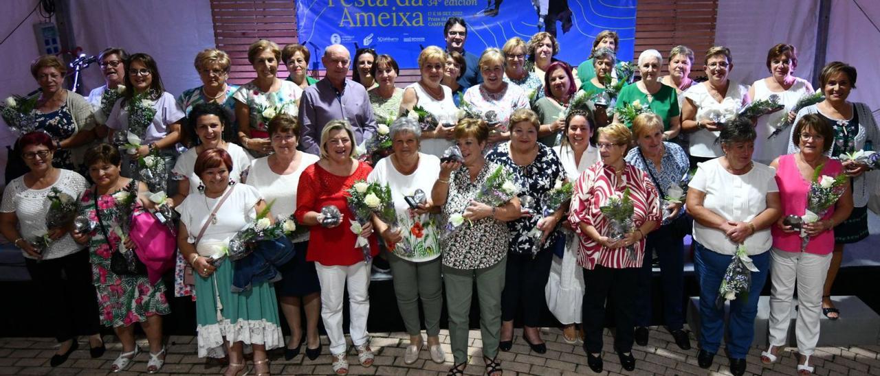 Foto de familia de los homenajeados en el arranque de la Festa da Ameixa.