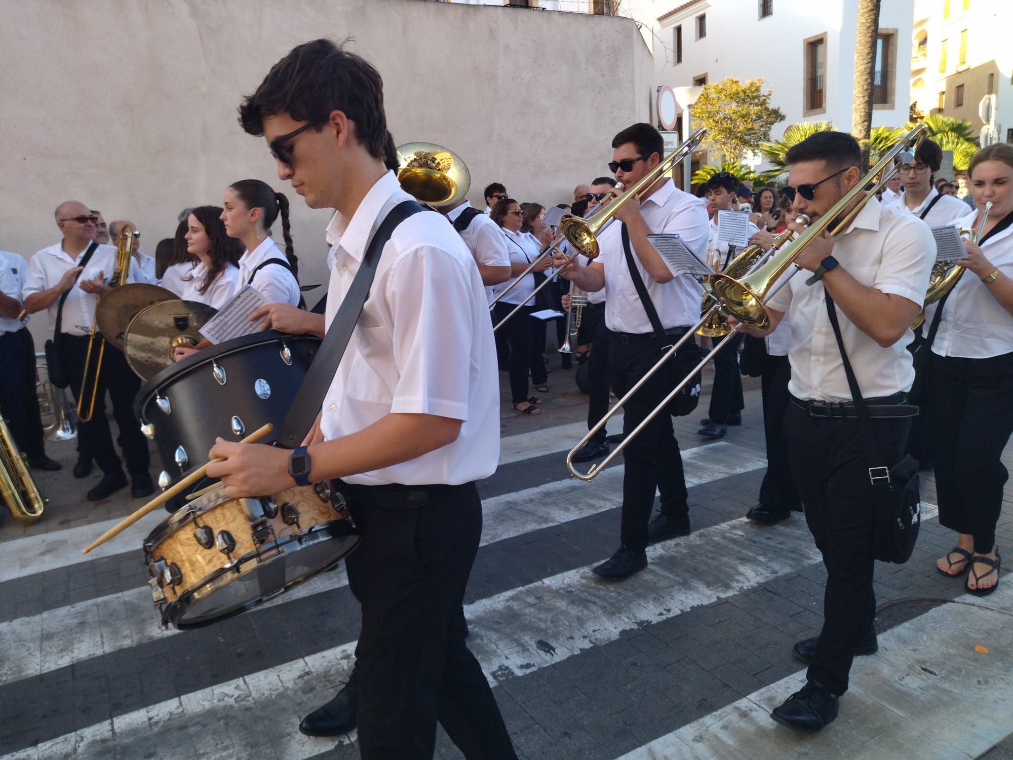 Xàbia, capital de la música: más de 800 músicos de toda la comarca llenan de vida las calles (imágenes)