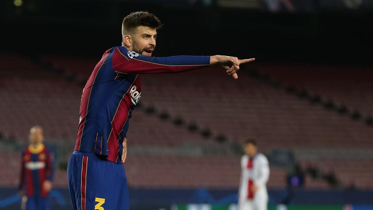 Gerard Piqué dando órdenes durante el partido europeo frente al PSG