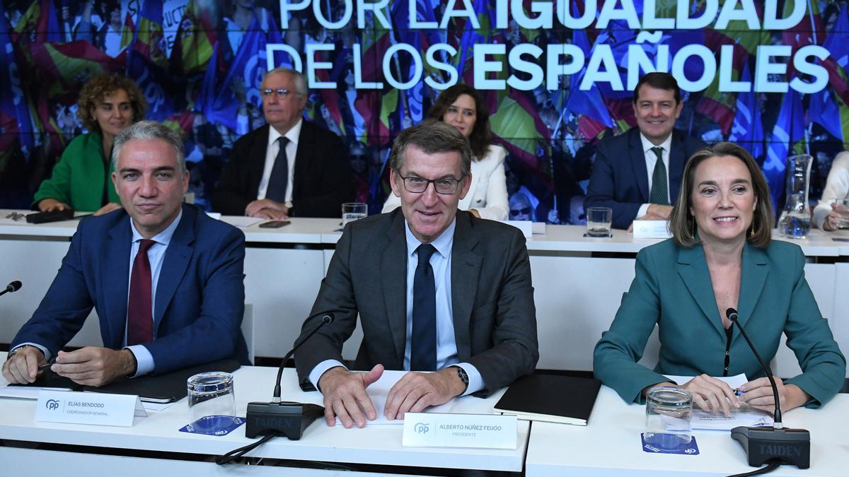 (I-D) El coordinador general del PP, Elías Bendodo; el presidente del Partido Popular, Alberto Núñez Feijóo y la secretaria general del PP, Cuca Gamarra, durante la reunión de la Junta Directiva Nacional, en la sede de Génova, a 6 de noviembre de 2023, en