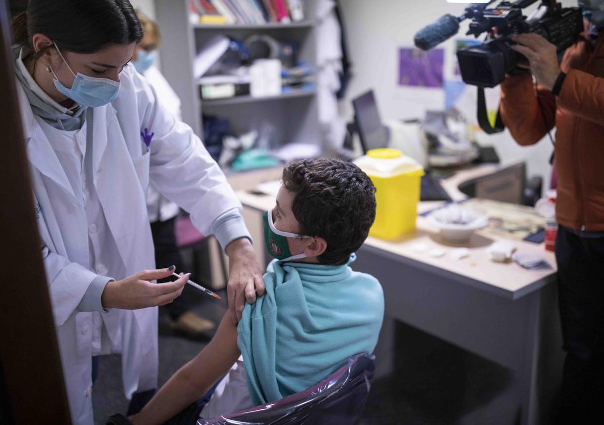 Niños y niñas se vacunan en Huesca