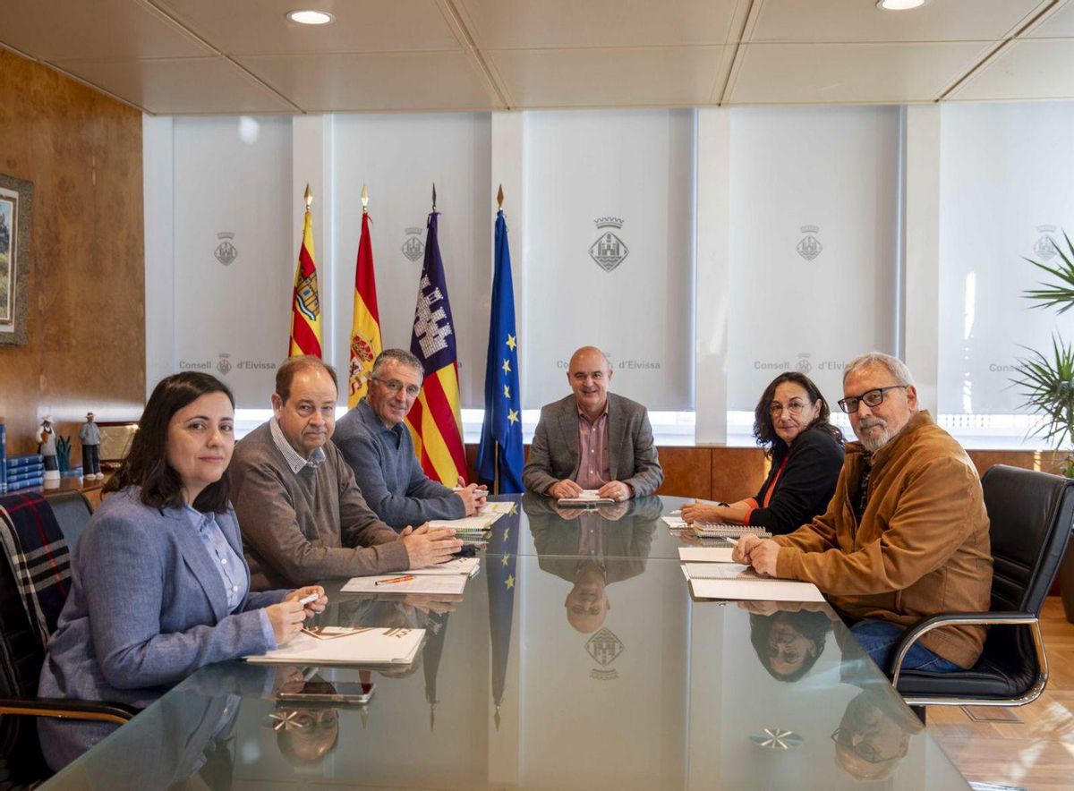 Representantes de patronales y sindicatos, este miércoles con el presidente Vicent Marí en el Consell. | CONSELL EIVISSA
