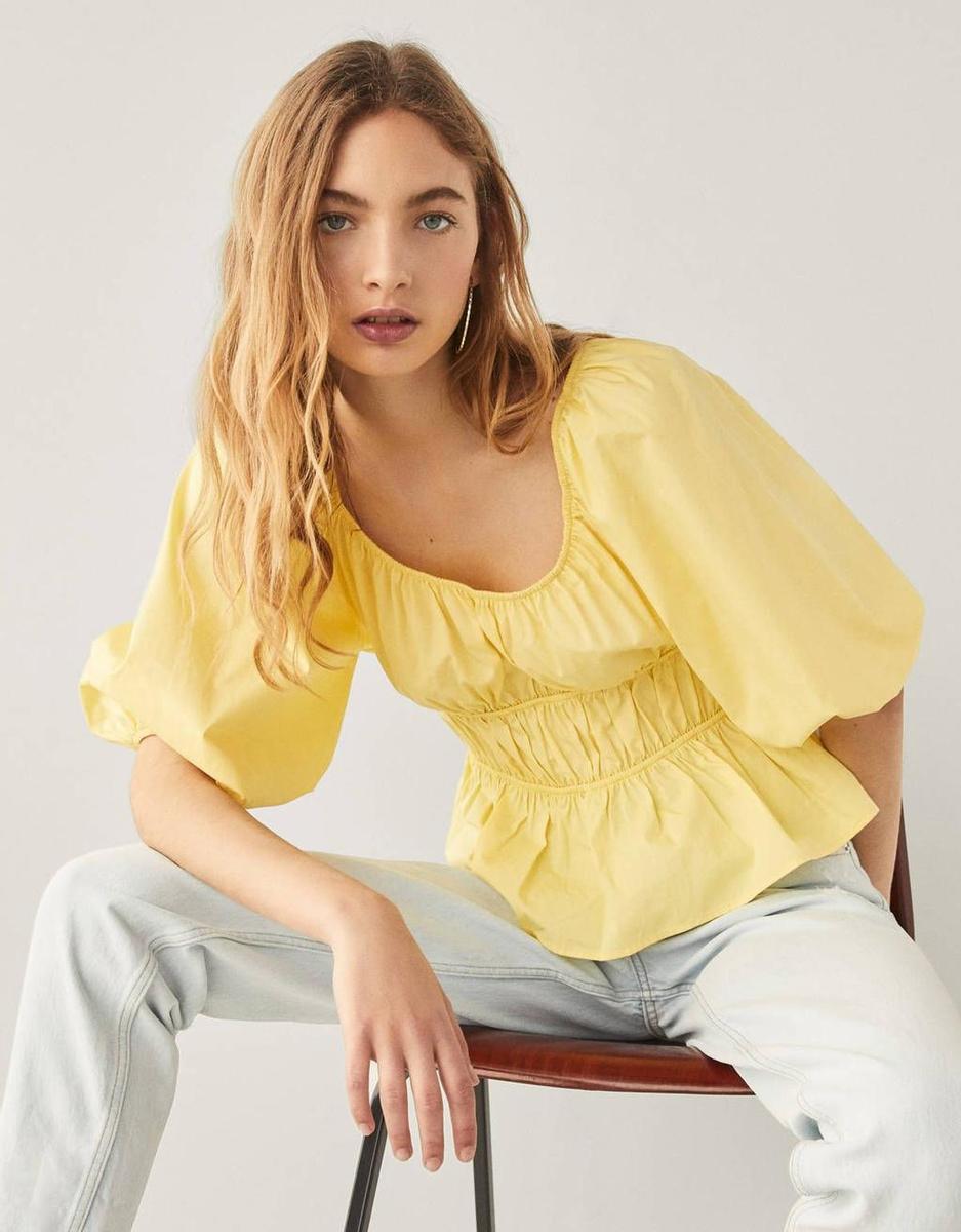 Blusa de popelín en color amarillo, de Bershka