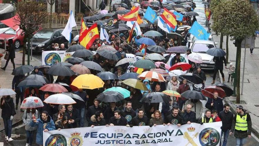 Manifestación de policías nacionales y guardias civiles, ayer, en Santiago. // Xoán Álvarez