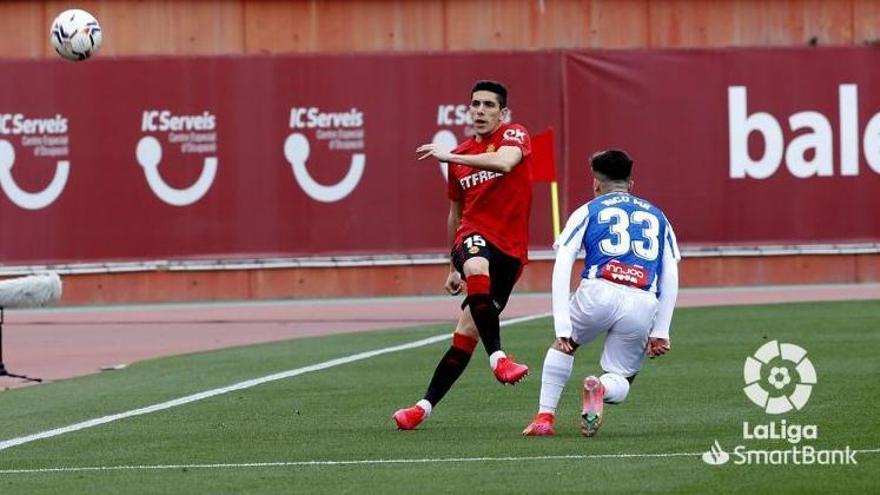 Fran Gámez despeja un balón en el partido ante el Espanyol.