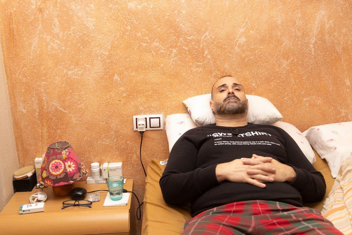 El paciente pasa la mayor parte del día en cama debido a su rara dolencia
