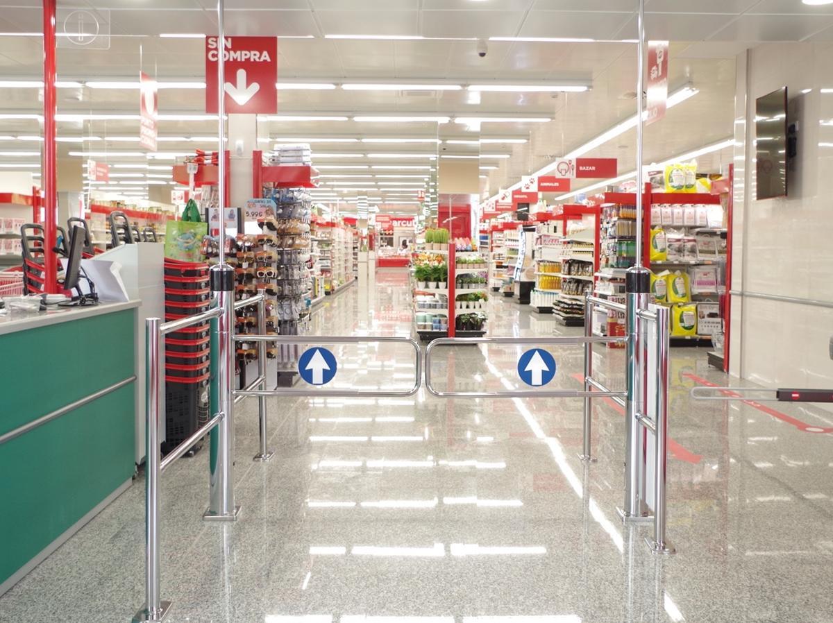 Entrada del nuevo supermercado Deza ubicado en la Avenida Fuente de la Salud.