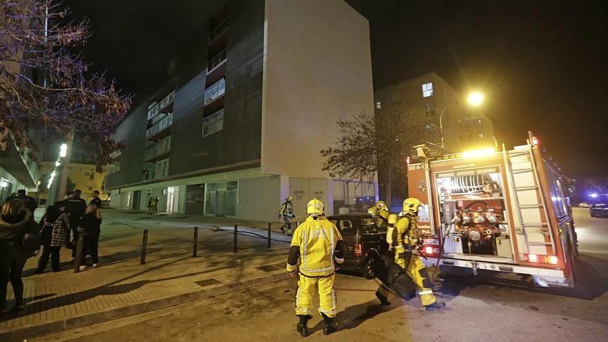 Bombers de Palma sofocan el incendio en un piso de la calle Plataners.