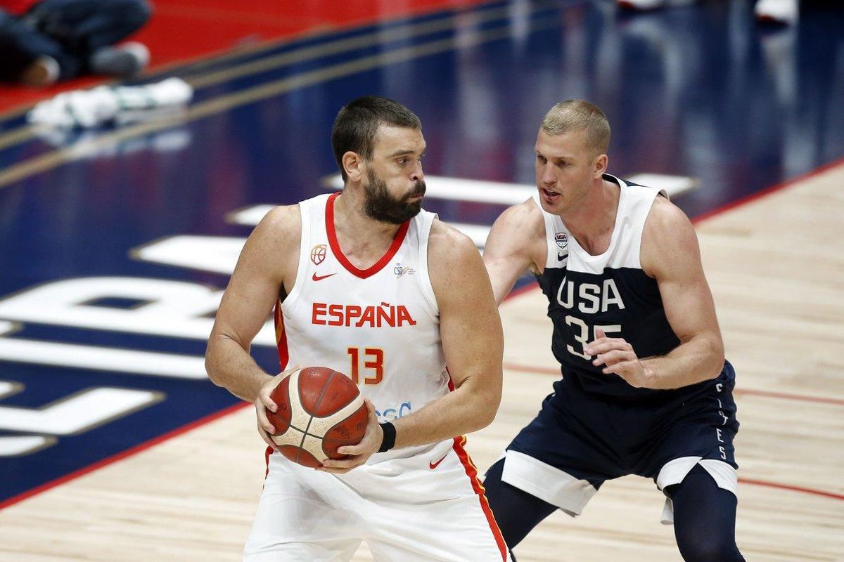 Anaheim (United States), 17/08/2019.- Spain center Marc Gasol (L) in action against USA center Mason Plumlee (R) during an FIBA exhibition basketball game between the USA and Spain at the Honda Center in Anaheim, California, USA, 16 August 2019. (Baloncesto, España, Estados Unidos) EFE/EPA/ADAM S DAVIS