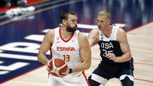 Anaheim (United States), 17/08/2019.- Spain center Marc Gasol (L) in action against USA center Mason Plumlee (R) during an FIBA exhibition basketball game between the USA and Spain at the Honda Center in Anaheim, California, USA, 16 August 2019. (Baloncesto, España, Estados Unidos) EFE/EPA/ADAM S DAVIS