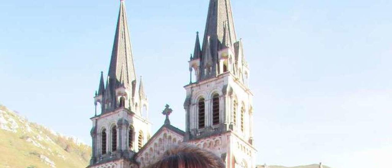 Tina Gutiérrez, con la basílica de Covadonga al fondo.