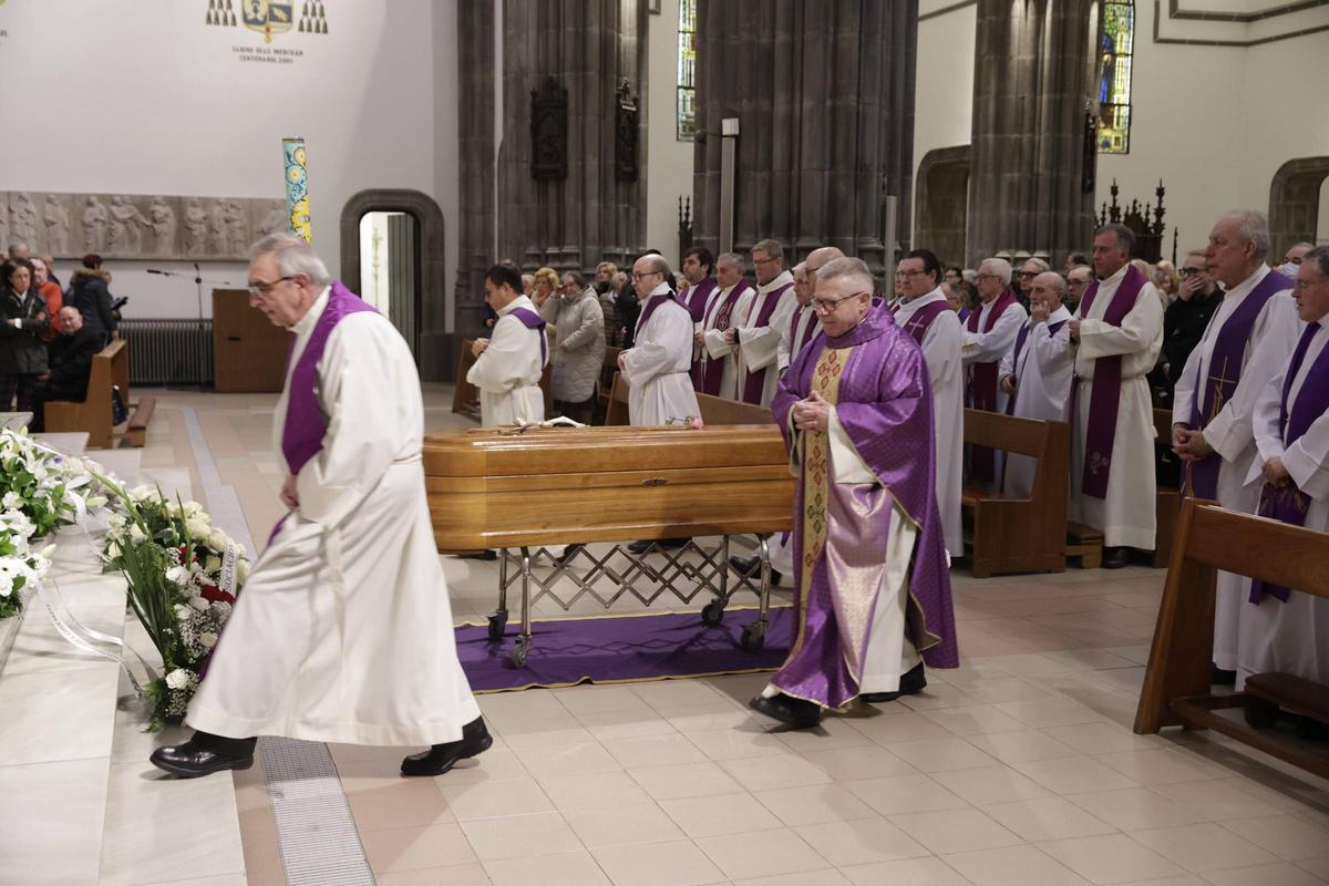 EN IMÁGENES: El funeral de "Donvi" en la iglesia de San Lorenzo de Gijón