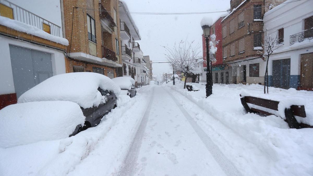 La nieve impide salir de casa en los pueblos del interior de la C. Valenciana