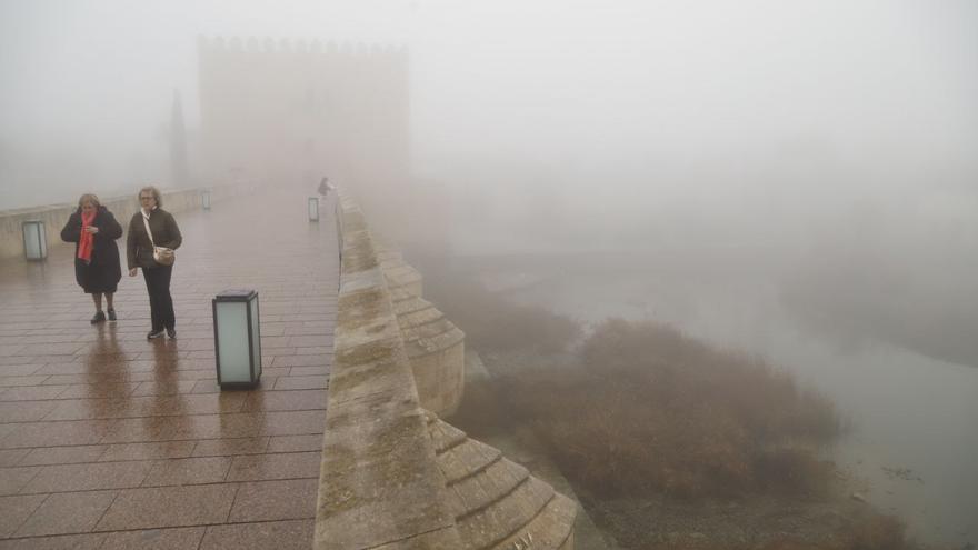 Córdoba no se escapa del tren de borrascas ni de una espesa niebla