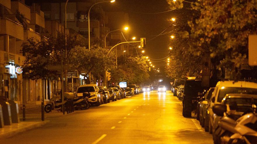 Calle vacía en Vila por el toque de queda.