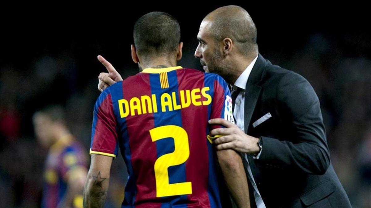 Guardiola da instrucciones a Alves durante un partido con el FC Barcelona