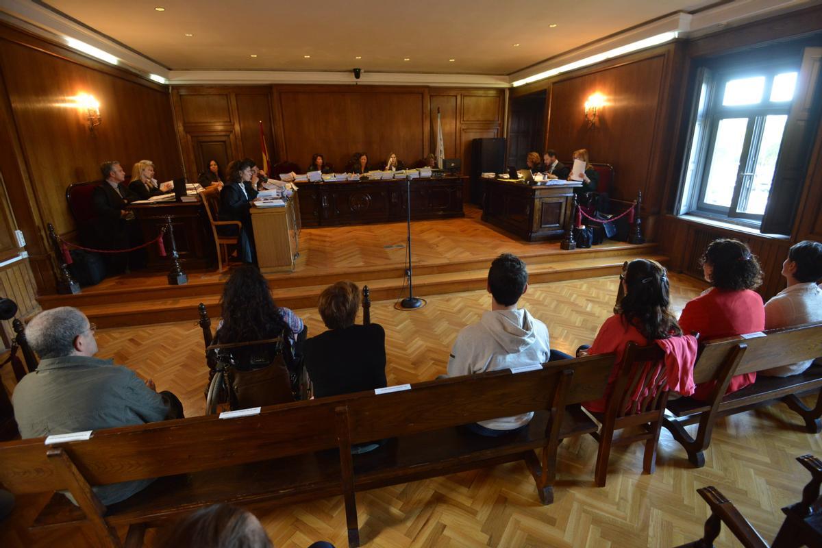 Primera sesión del juicio en la Audiencia de Pontevedra. // G.S.
