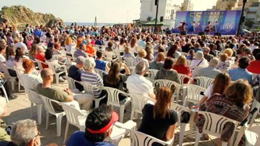 El passeig de Mar de Blanes es va emplenar per veure les actuacions que s&#039;hi van fer.