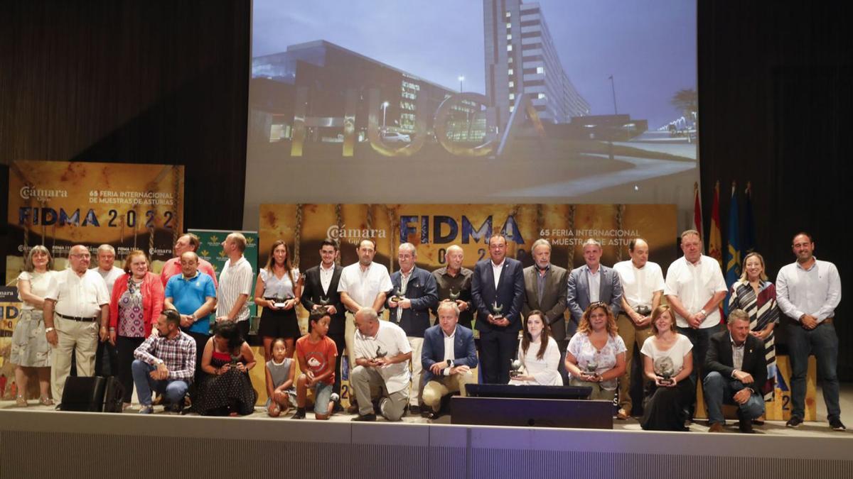 Foto de familia de todos los galardonados por el Centro Asturiano de Madrid, ayer, en la Feria. | Marcos León